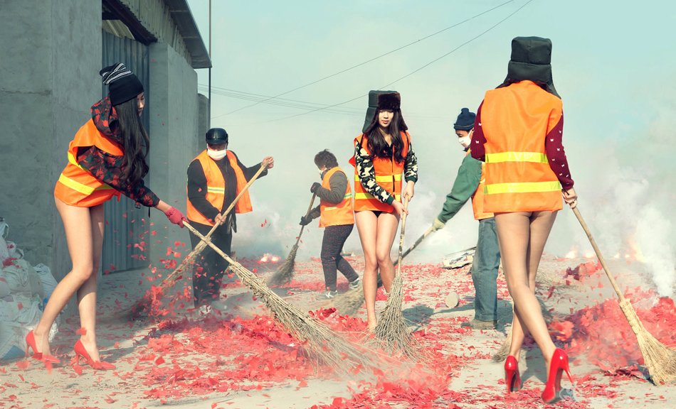 《你好,春节》刘嘉楠摄影展作品 中国摄影协会展览作品鞭炮、拉花、饺子等中国元素，配合妖艳少女，让人眼前一亮。