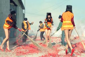 《你好,春节》刘嘉楠摄影展作品 中国摄影协会展览作品鞭炮、拉花、饺子等中国元素,配合妖艳少女,让人眼前一亮。