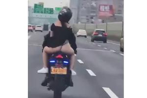 摩托后座女子裙子飘起一路 屁股暴露在后车司机眼前-车牌是国外的 路名应该是台湾的-网易新闻